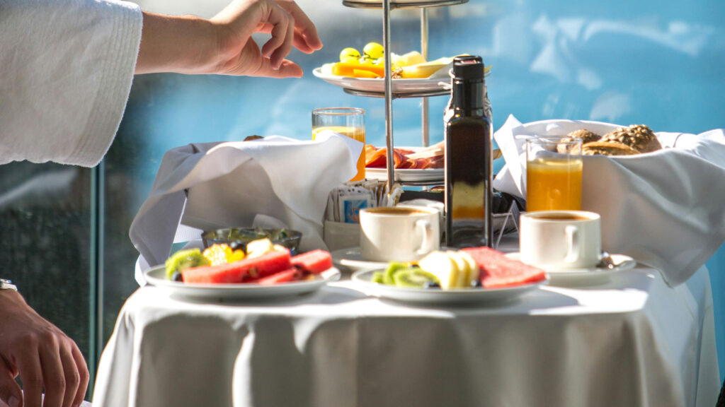 Serveur qui dresse une table dans un restaurant gastronomique